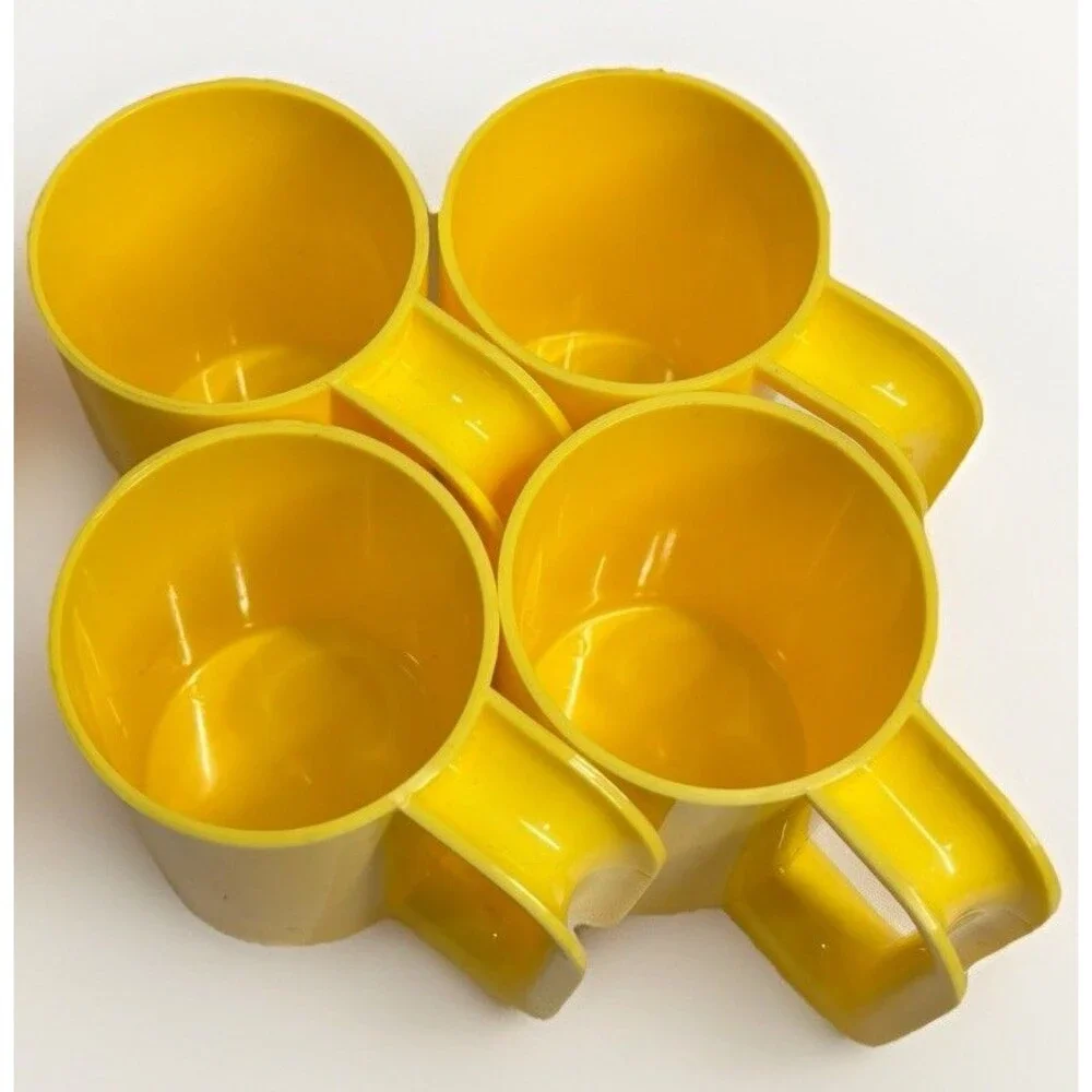 VTG Beacon Volari 8 Piece Set Plastic Yellow (4) Cups (4) Trays Stacking MCM USA